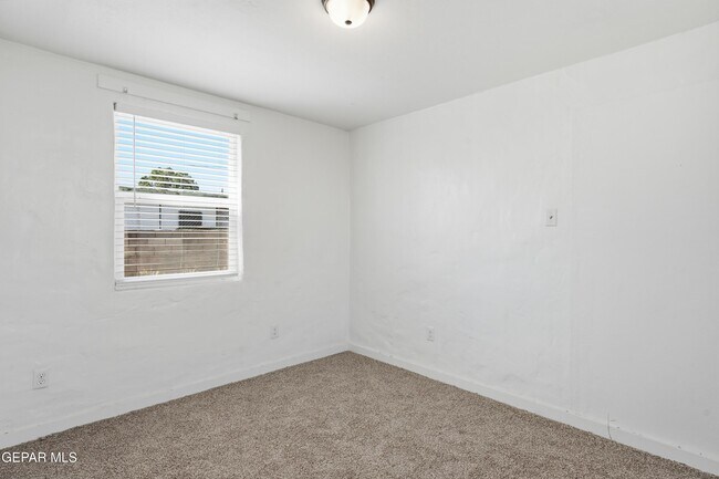 Building Photo - 8929 Robert Dr