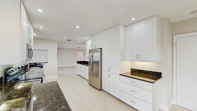 Building Photo - 221 Sudbury Dr