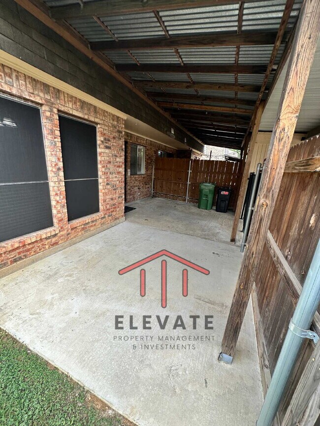 Building Photo - "Charming 3-Bedroom Townhouse Oasis with 2...