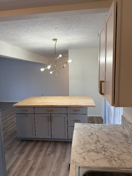 Building Photo - 33803 Electric Blvd