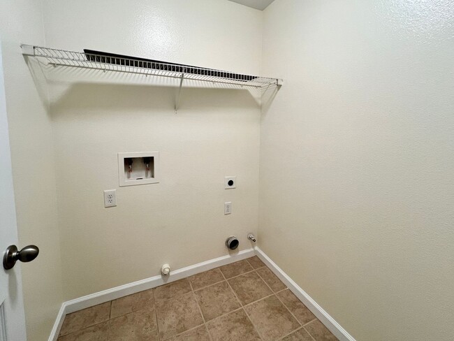 Building Photo - $2395 and a Move in bonus $500  Kings Cany...