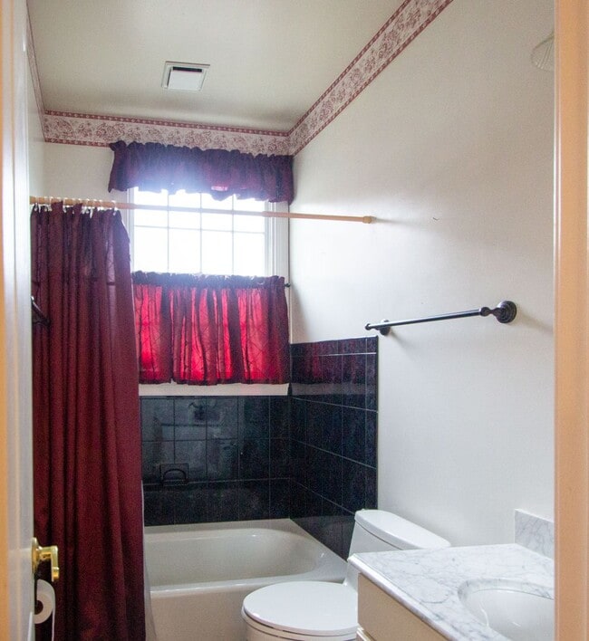 Building Photo - Elegant 4Bd/4Bth Brick Colonial