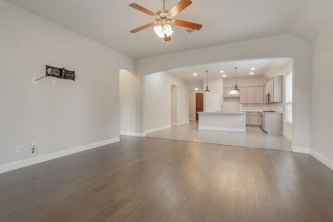 Building Photo - "Beautiful 3-Bed, 2-Bath Retreat in Northl...