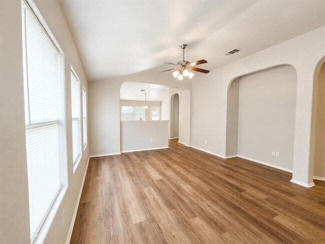 Building Photo - 3101 Barksdale Dr