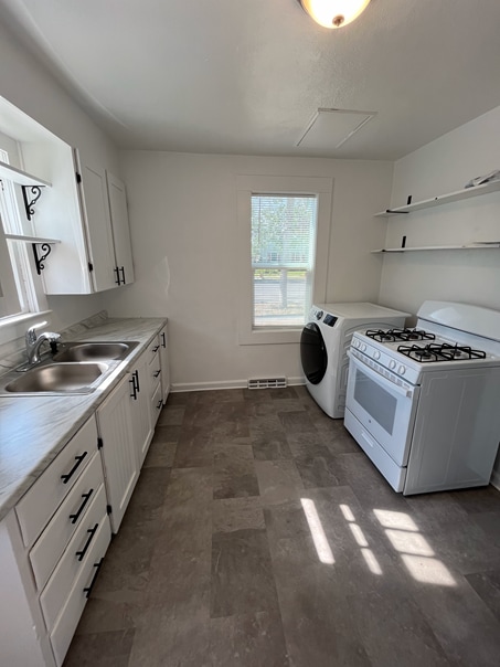 Building Photo - 447 W 2nd St