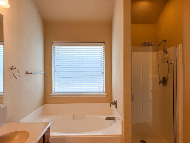 Building Photo - 3 bed, 2 Bath Home in North Fort Worth
