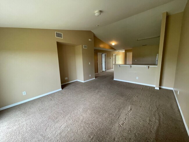 Building Photo - Nice 2 Bed plus a Den!, 2 Bath with a 1 Car Garage.