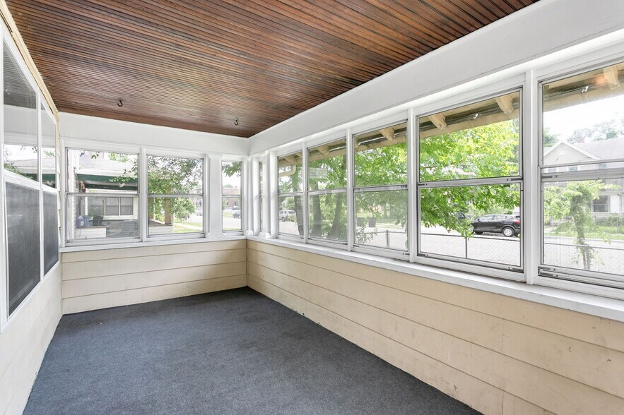 Building Photo - 833 E Dubail Ave