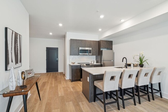 Interior Photo - 1419 W Grange Ave