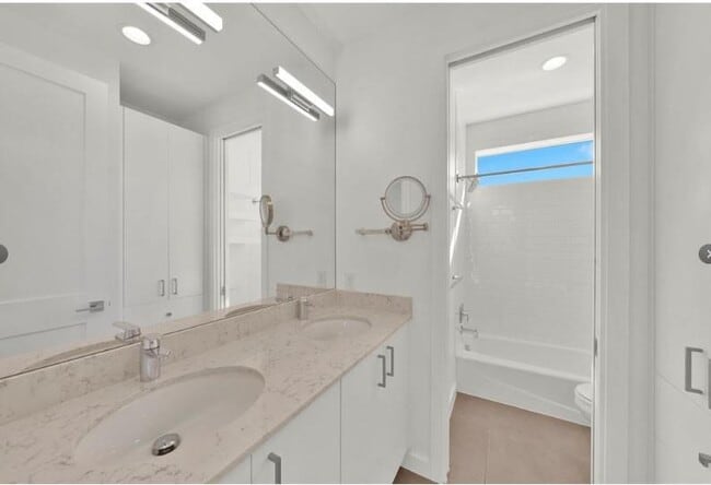 Building Photo - 203 E 46th St