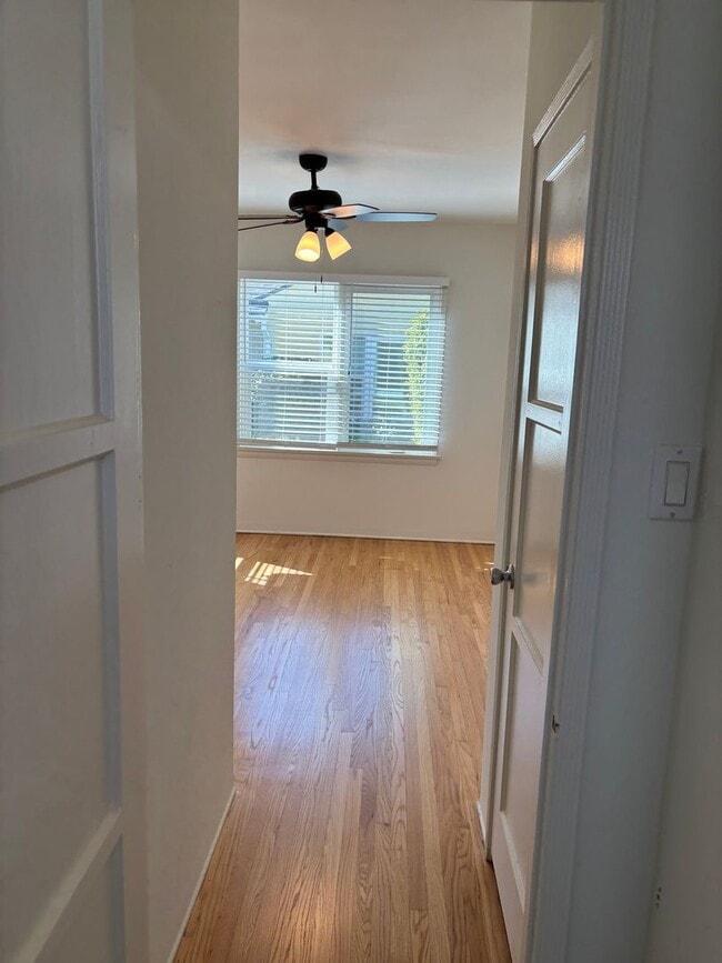 Building Photo - Western, 1151-1153