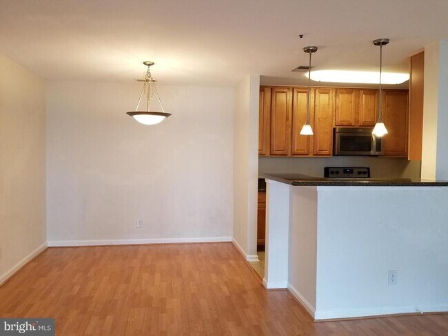 Building Photo - 3178 Summit Square Dr