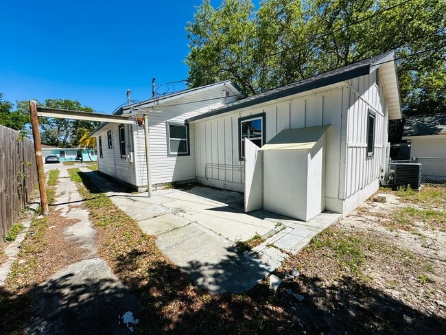 Building Photo - Charming 3 Bed, 2 Bath Oasis: Minutes from...