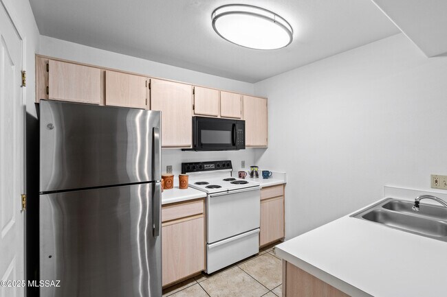 Building Photo - 5751 N Kolb Rd