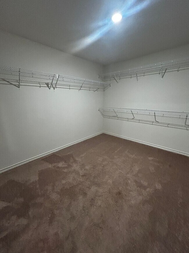 Building Photo - 4BR SFR w/ 2,198 Sq Ft near Downtown Elgin