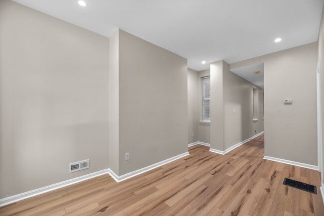 Building Photo - 2042 E Fayette St