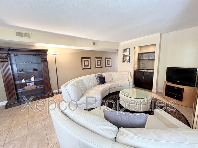 Building Photo - 5300 E Waverly Dr