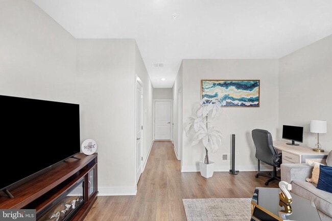 Building Photo - 204B Dock St