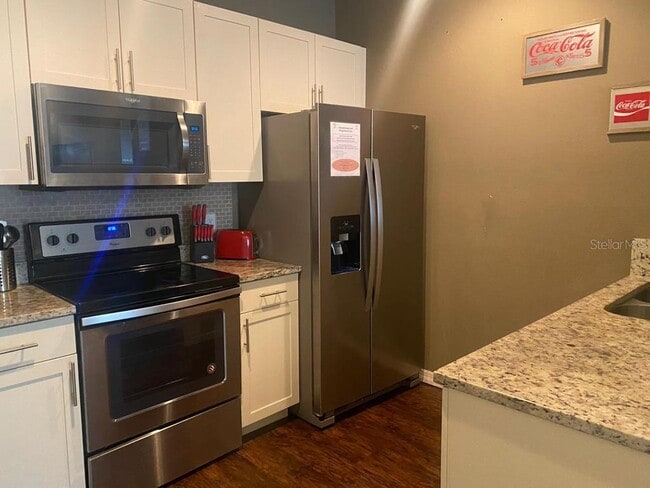 Building Photo - 8928 Shine Dr