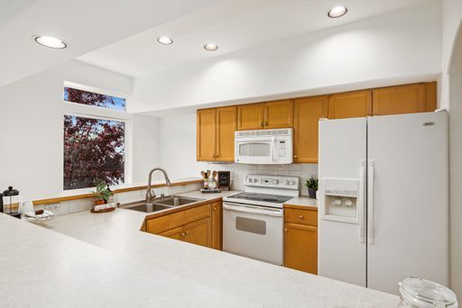 Building Photo - Updated Townhouse in Lynnwood-with Garage ...