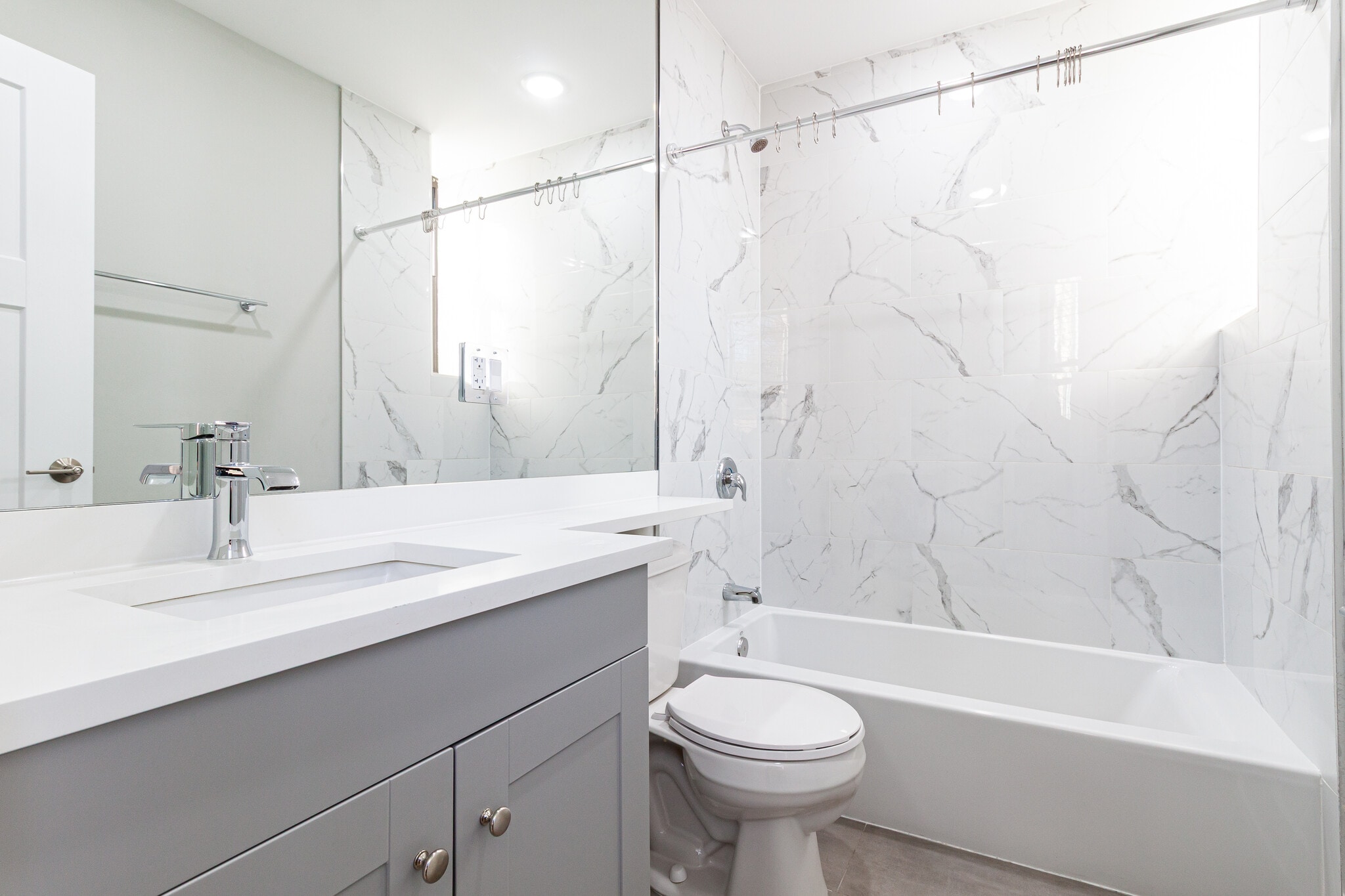 Building Photo - 441 W Belden Ave