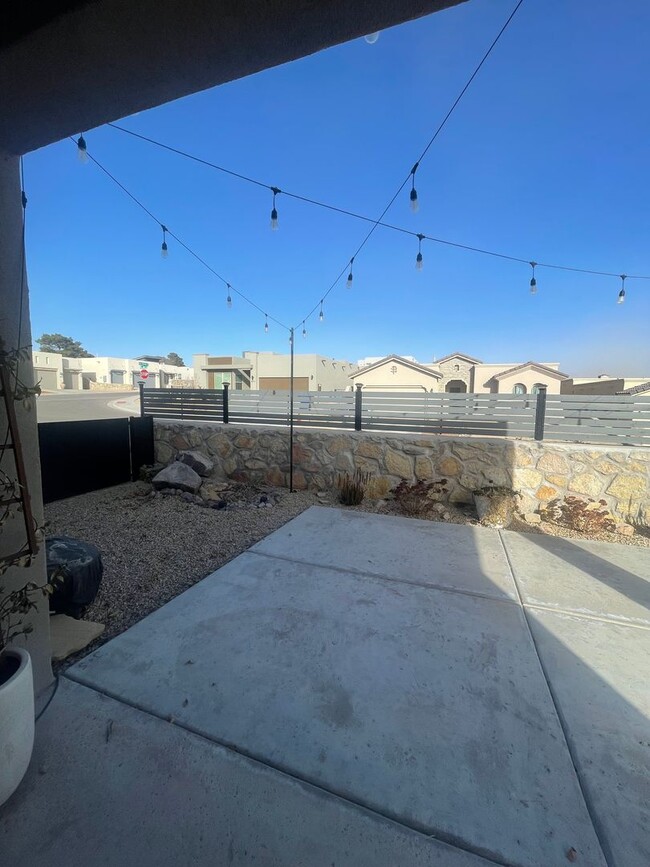 Building Photo - Gorgeous Newer 3 Bedroom / 2.5 Bathroom Ho...