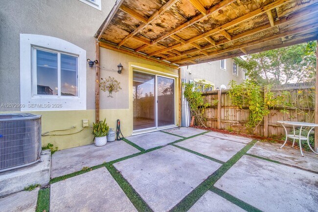 Building Photo - 1090 SE 23rd Ave
