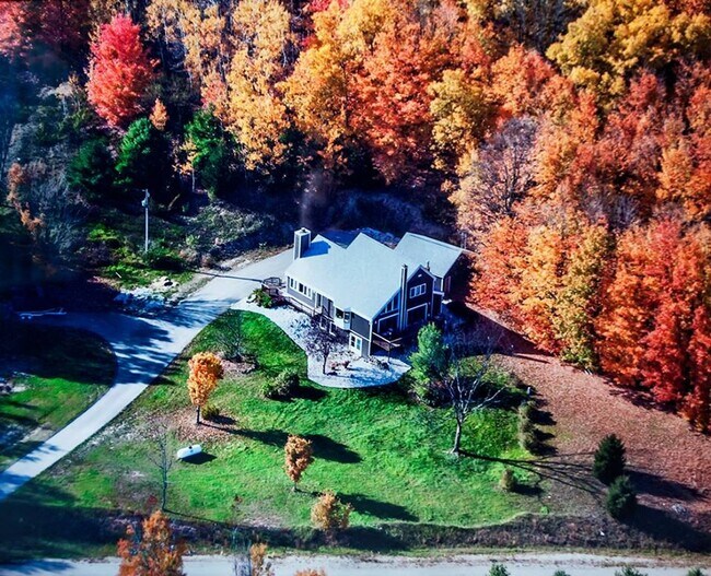 Building Photo - Epic Retreat! Fully Furnished Fall/Winter ...