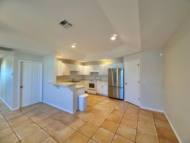 Building Photo - Spacious 3 Bed Duplex With Garage in SW Cape Coral