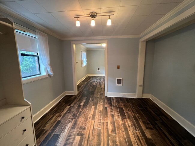 Building Photo - New Pricing! Charming Studio in Highly Des...