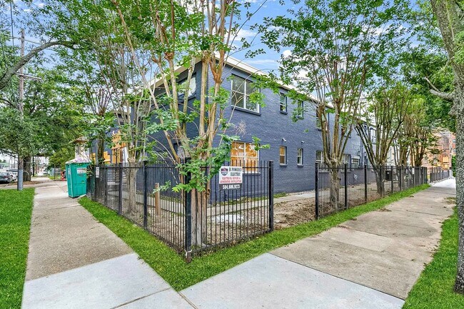 Building Photo - Renovated 1BD/1BA 2 Blocks Off St. Charles Ave.