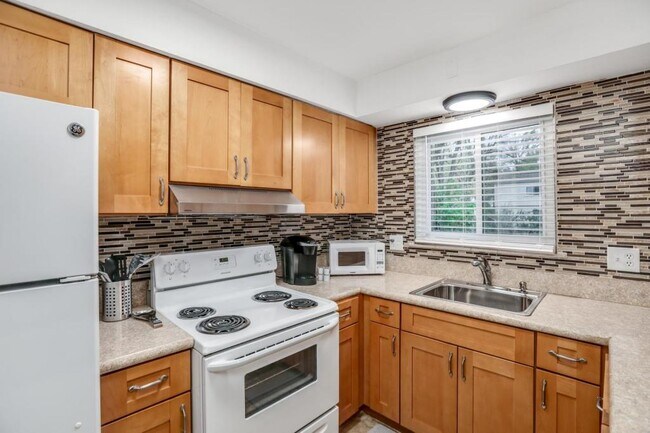 Building Photo - 9215 Tavistock Dr