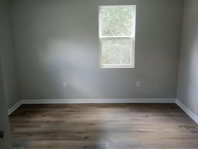 Building Photo - 3 Bedroom 2 Bathroom