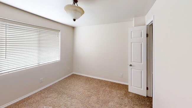 Building Photo - *AVAILABLE NOW**2 Bedroom 1 1/2 Bath- Back...