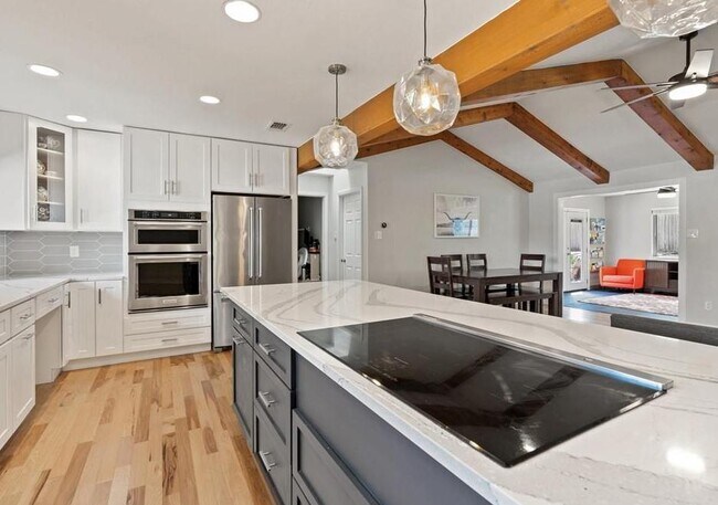 Building Photo - 2301 Barton Hills Dr