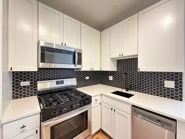 Building Photo - 643 W Wrightwood Ave