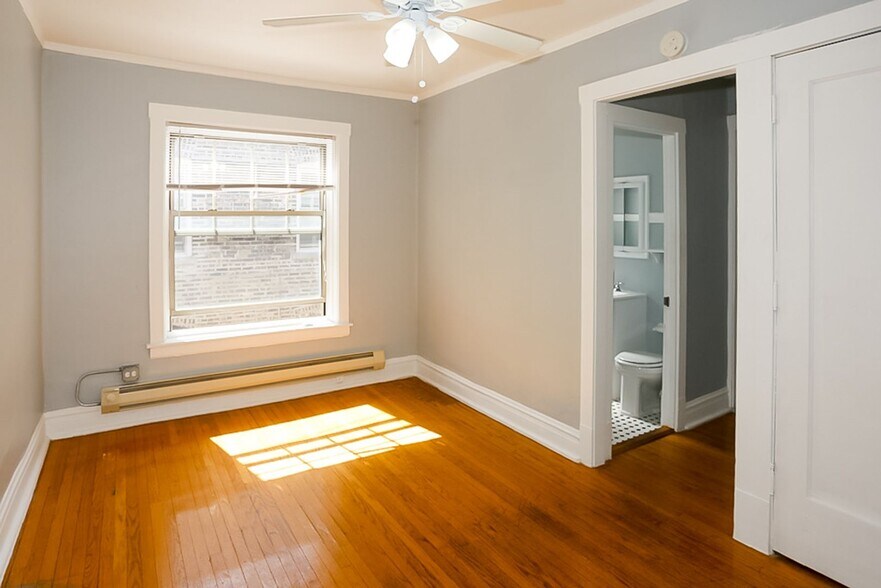 Building Photo - 3271 W Wrightwood Ave