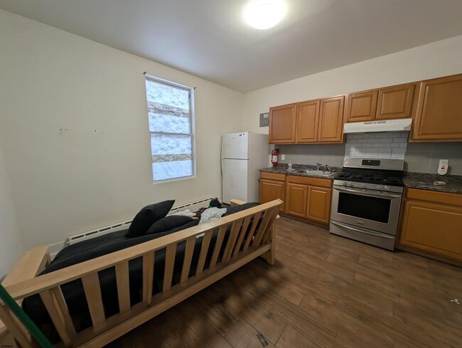 Building Photo - 105 S Albion Pl