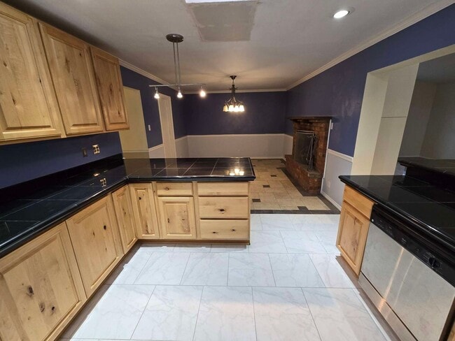 Building Photo - Spacious Home in NE Heights