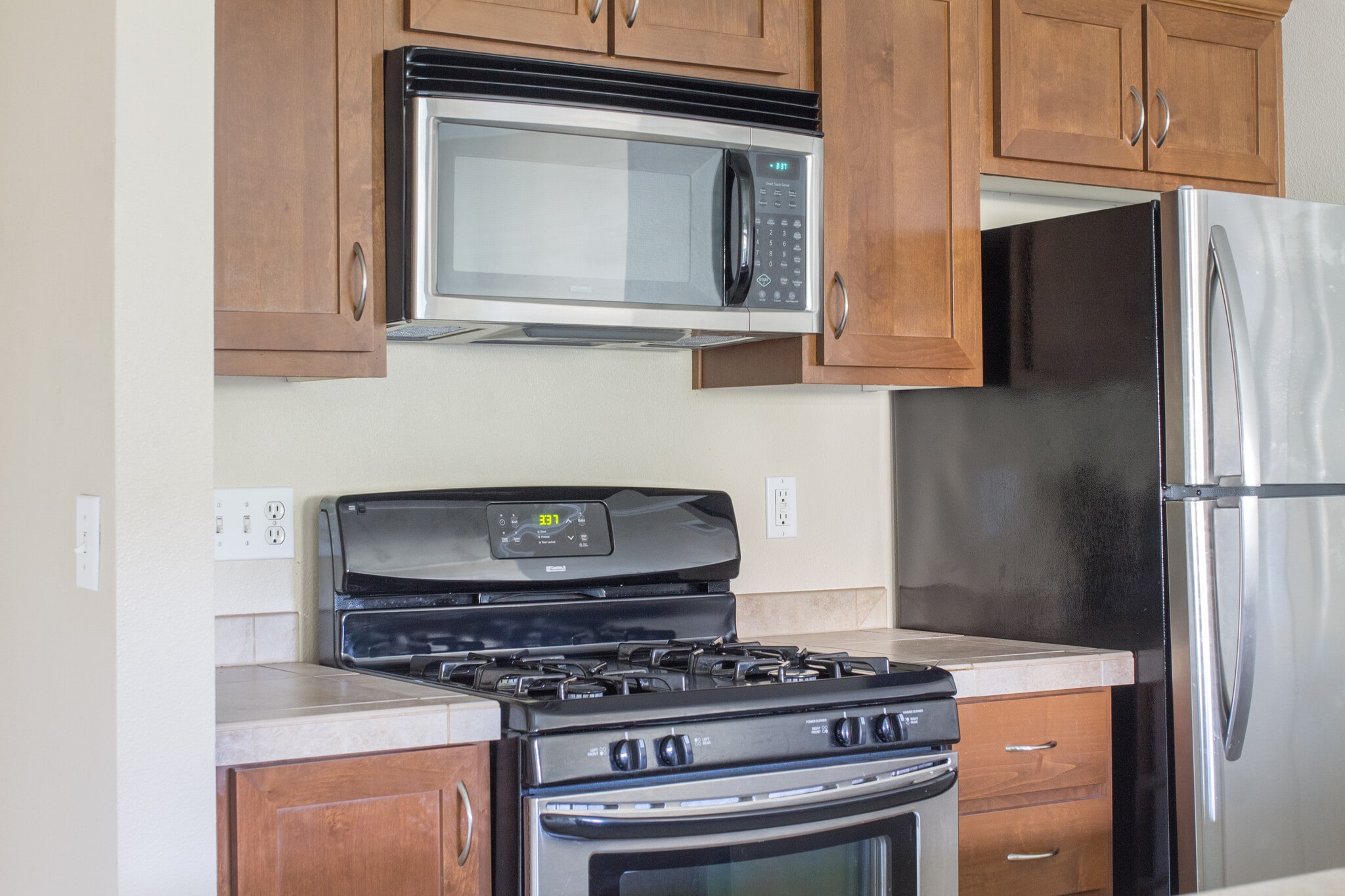 Microwave & Gas stove - 15054 NW Central Dr