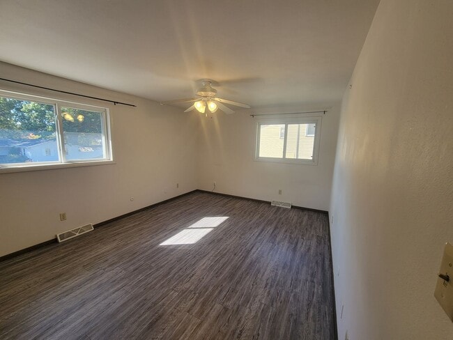 Building Photo - COMING SOON! 2 Bed, 1.5 Bath Duplex!