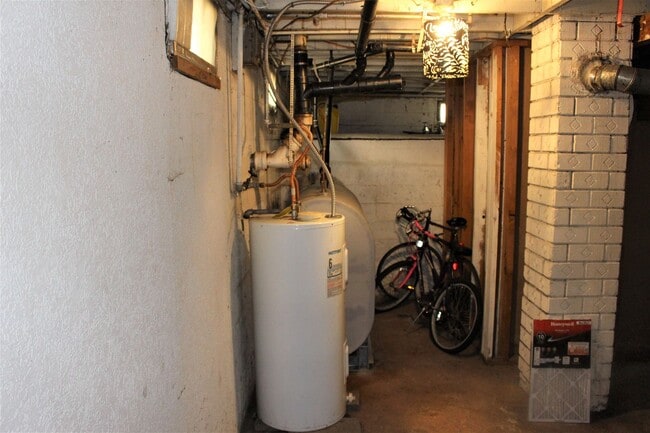 Building Photo - Clean 2 bedroom 1 bath by Columbia River Marina!