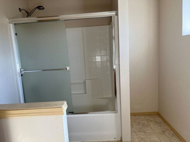 Building Photo - Spacious 3-Bedroom Home for Rent in Desirable DuPont