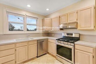 Building Photo - Charming Two-Bedroom Unit: Your Perfect Ho...
