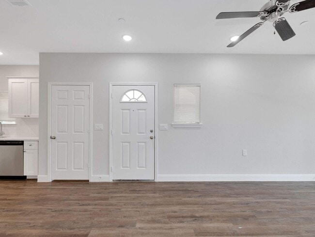 Building Photo - 430 Schmidt Rd