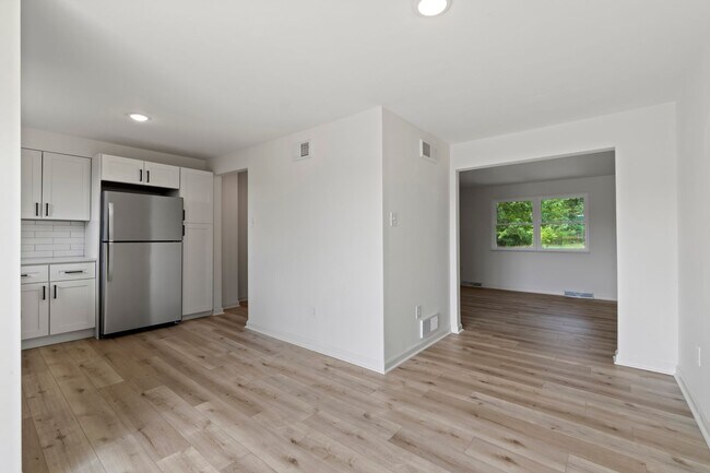 Building Photo - AVAILABLE NOW! Check out this BEATIFULLY RENOVATED 2-bedroom townhome in North Versailles!