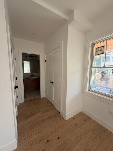 Building Photo - 5 Thurston St