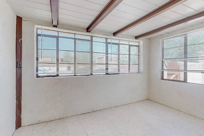 Building Photo - 212 Mesa St SE