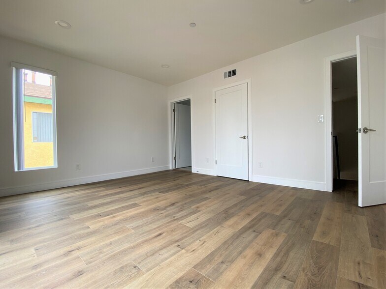 Building Photo - 545 N Kingsley Dr