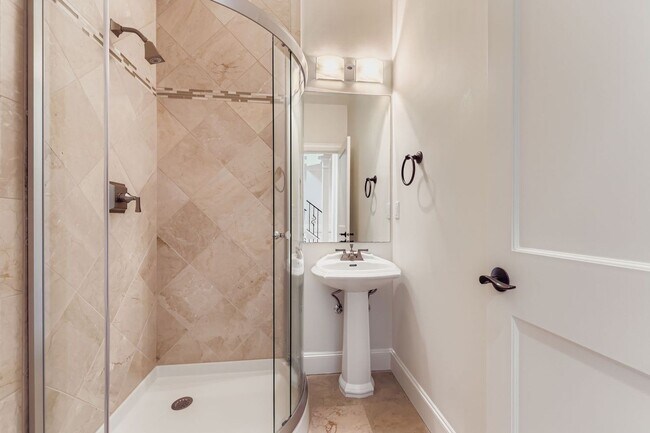 Building Photo - Stunning 5bed/5bath + Office in Prime Kirk...